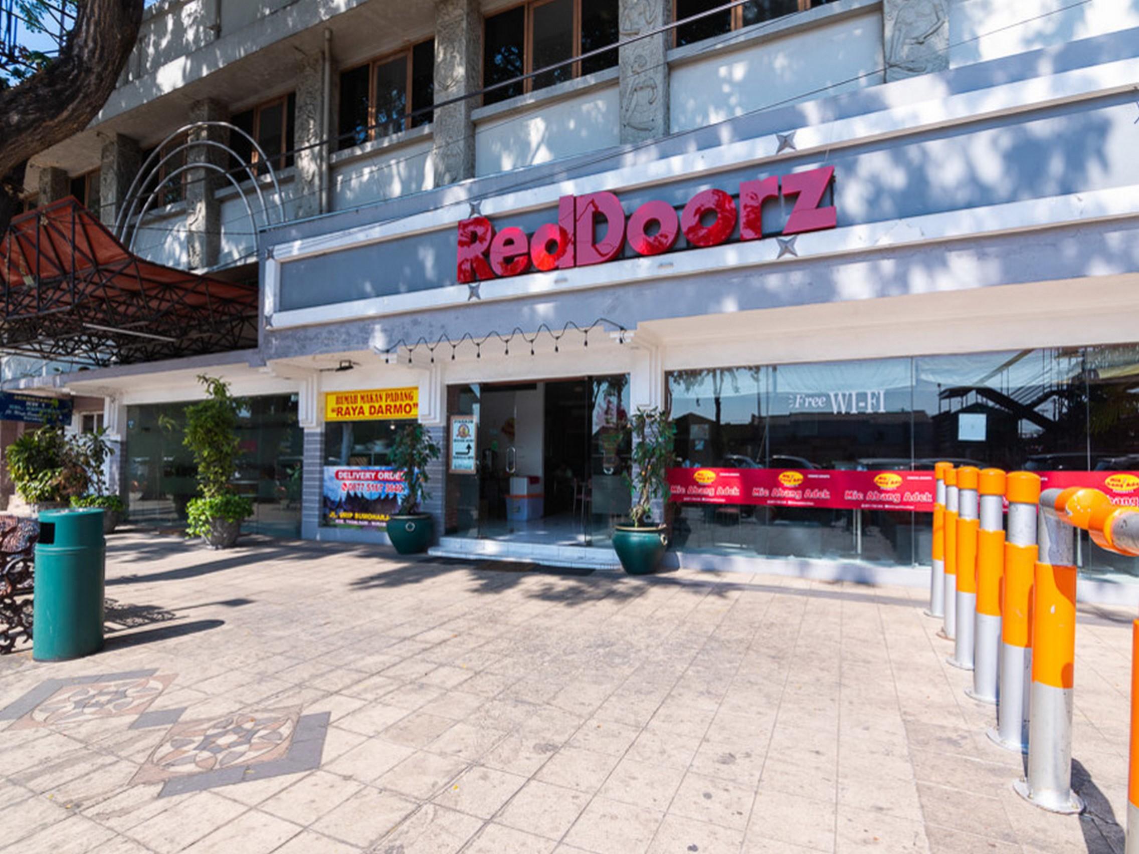 Reddoorz @ Urip Sumoharjo Hotel Surabaya Bagian luar foto